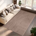 Moderner Kurzflor Teppich Beige mit geometrischem Muster im Wohnraum