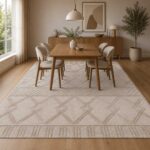 Beiger Teppich mit geometrischem Boho Muster im Esszimmer
