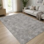 Moderner Teppich in Grau mit geometrischem Bogenmuster im Wohnzimmer