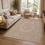 Eleganter Teppich in Beige Creme mit klassischem Medaillonmuster im Wohnzimmer