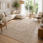 Eleganter Teppich in Beige Creme mit Medaillonmuster im modernen Wohnzimmer