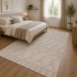 Moderner Teppich in Beige mit dezentem geometrischem Muster im Schlafzimmer
