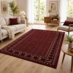 Roter Orientteppich mit klassischem Muster im modernen Wohnzimmer