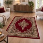 Roter Perserteppich mit orientalischem Medaillonmuster im eleganten Wohnzimmer