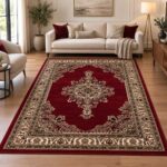 Klassischer Orientteppich in Rot Creme mit Medaillonmuster im Wohnzimmer