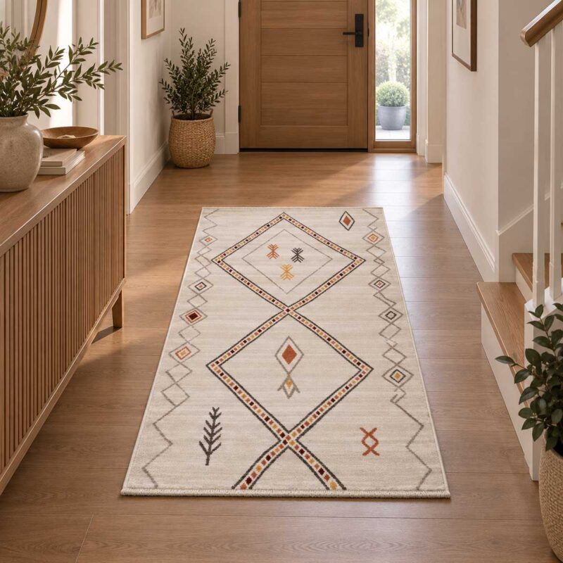 Boho Teppich in Creme Beige mit geometrischem Berber Muster im modernen Flur