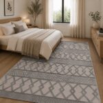 Moderner Teppich in Beige Grau mit dezentem geometrischem Muster im Schlafzimmer