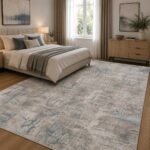 Moderner Teppich in Grau Blau mit dezentem abstraktem Design im Schlafzimmer