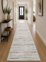 Moderner Teppich in Creme Grau Blau mit Streifenmuster im Flur