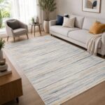 Moderner Teppich in Creme Grau Blau mit feinem Streifenmuster im Wohnzimmer