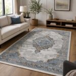 Vintage Teppich in Grau Blau Beige mit orientalischem Medaillonmuster im Wohnzimmer