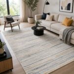 Moderner Teppich in Creme Grau Blau mit dezentem Streifenmuster im modernen Wohnzimmer