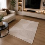 Moderner beiger Teppich mit abstraktem geometrischem Design im modernen Wohnzimmer
