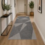 Moderner grauer Teppich mit geometrischem Design im Flur