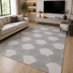Moderner Teppich in Grau mit geometrischem Bogenmuster im Wohnzimmer