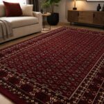 Roter Orientteppich mit klassischem Muster im Wohnzimmer