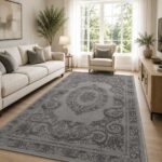 Eleganter Teppich in Grau mit Medaillonmuster im modernen Wohnzimmer