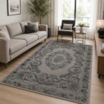 Eleganter Teppich in Grau mit klassischem Medaillonmuster im Wohnzimmer